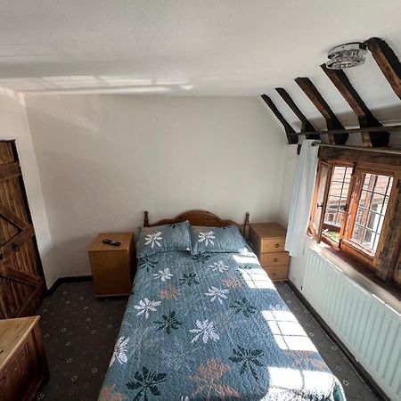 Tudor House - Double Room - Shared Bathroom Goff's Oak Extérieur photo