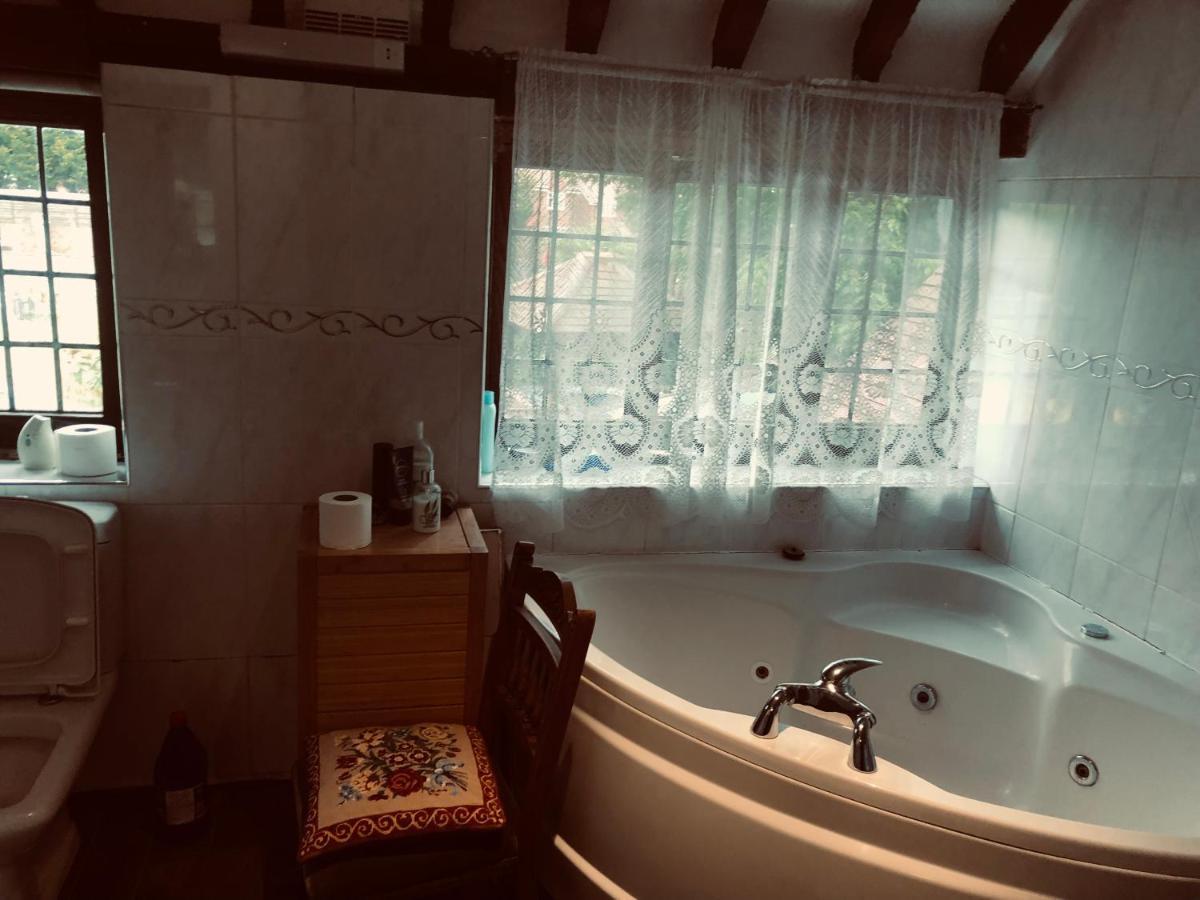 Tudor House - Double Room - Shared Bathroom Goff's Oak Extérieur photo