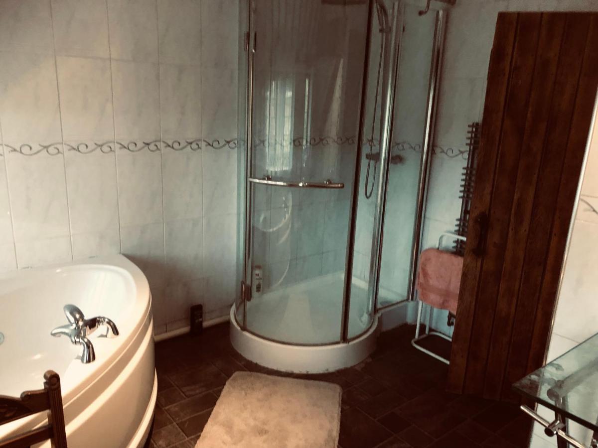 Tudor House - Double Room - Shared Bathroom Goff's Oak Extérieur photo