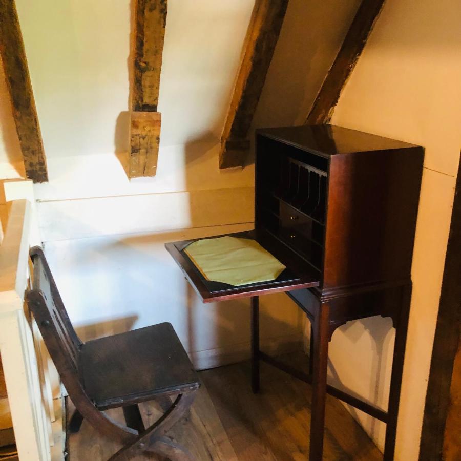 Tudor House - Double Room - Shared Bathroom Goff's Oak Extérieur photo