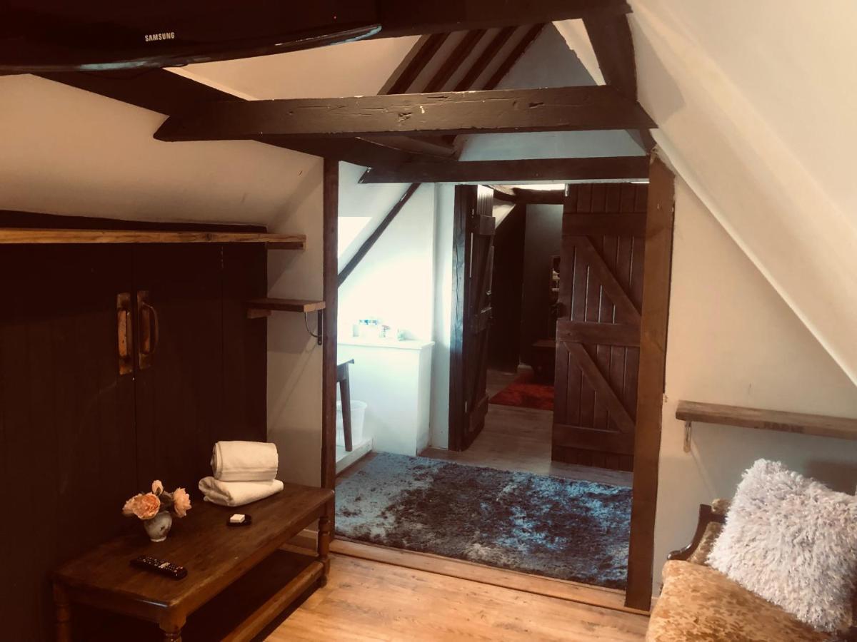 Tudor House - Double Room - Shared Bathroom Goff's Oak Extérieur photo
