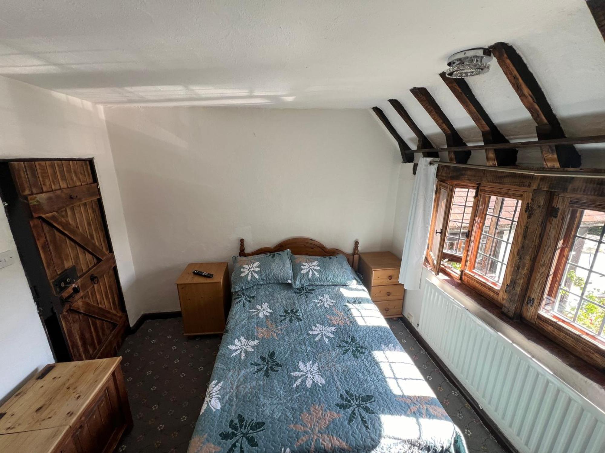 Tudor House - Double Room - Shared Bathroom Goff's Oak Extérieur photo